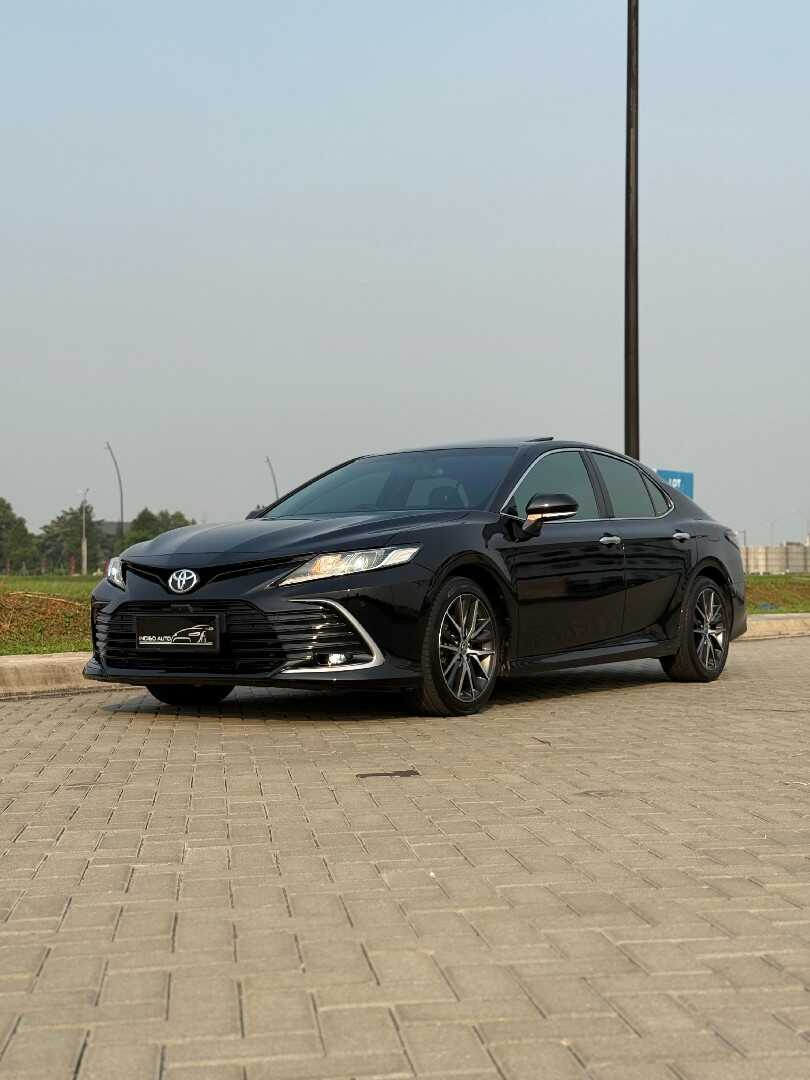 Foto Mobil Bekas Tampak Samping Toyota Camry 2.5 V tahun 2021