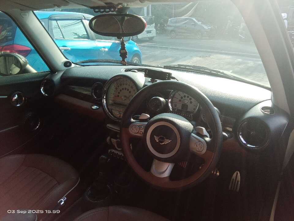 Foto Mobil Bekas Dashboard MINI Cooper 1.6 tahun 2010