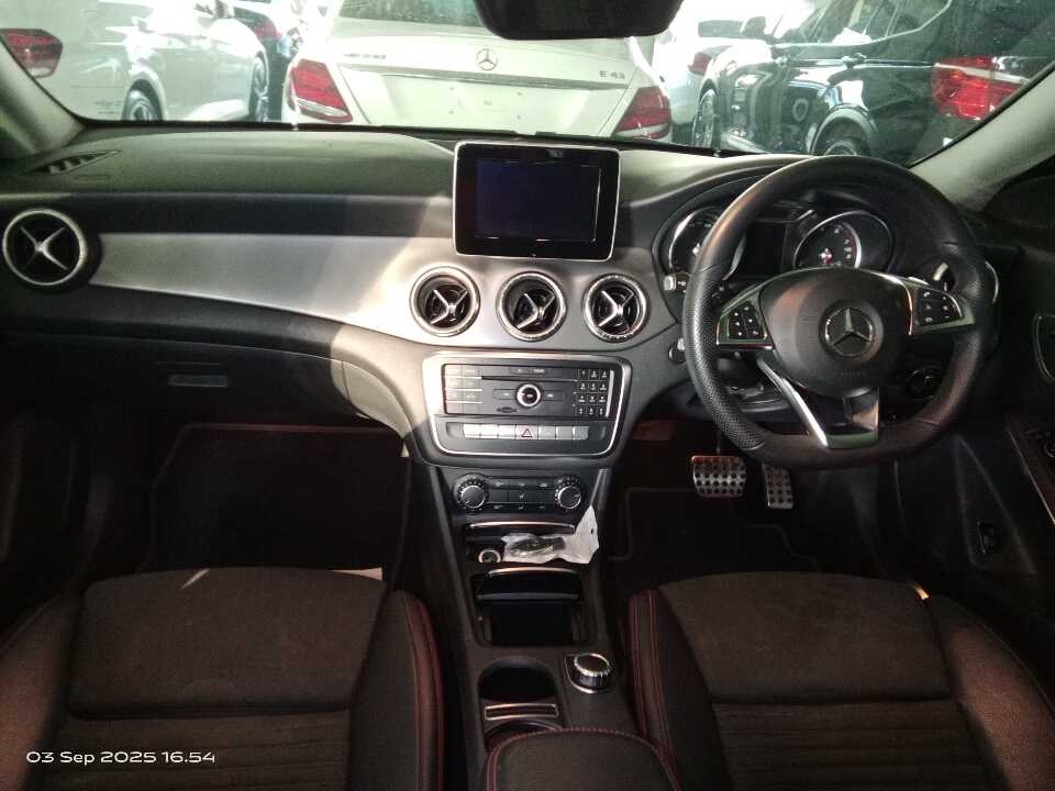 Foto Mobil Bekas Dashboard Mercedes-Benz CLA200 1.6 tahun 2018