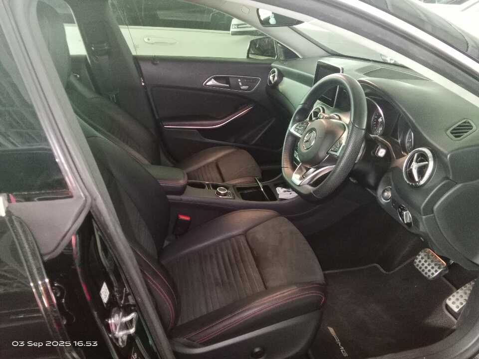 Foto Mobil Bekas Kabin Depan Mercedes-Benz CLA200 1.6 tahun 2018