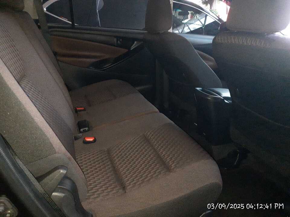 Foto Mobil Bekas Kabin Belakang Toyota Innova 2.4 G tahun 2024