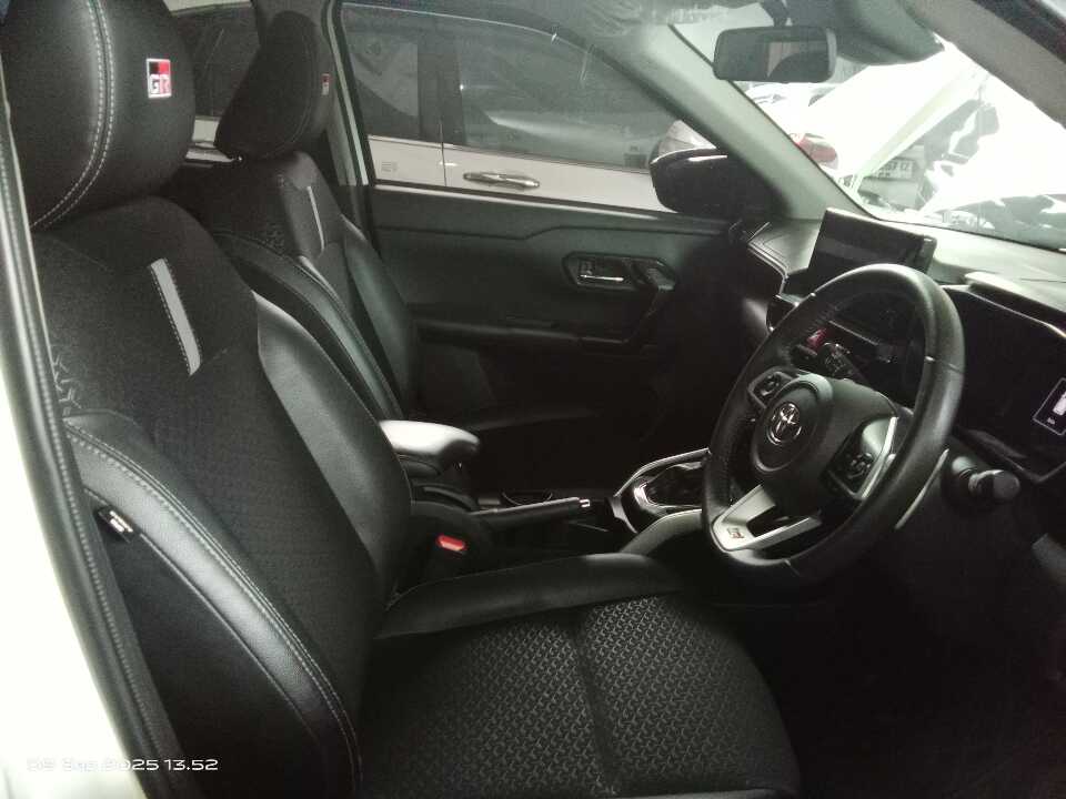 Foto Mobil Bekas Kabin Depan Toyota Raize 1.0 GR Sport TSS tahun 2022