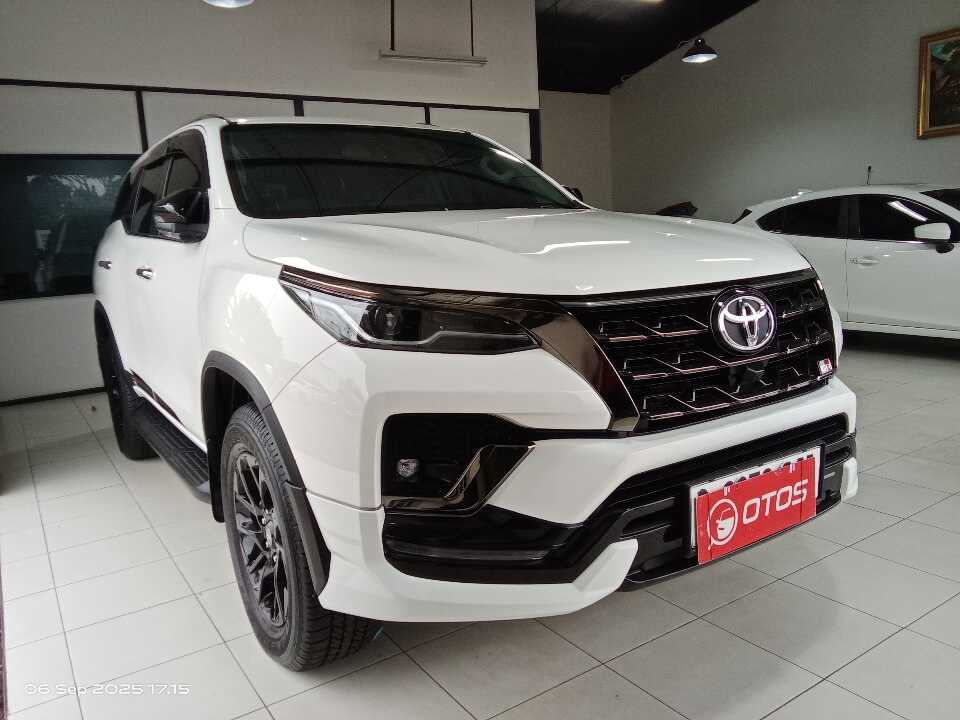 2023 Toyota Fortuner 2.8 4X2 VRZ - Foto 1 dari 6