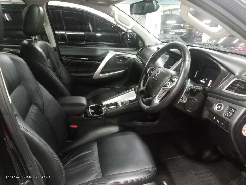 Foto Mobil Bekas Kabin Depan Mitsubishi Pajero Sport 2.4 Dakar tahun 2022