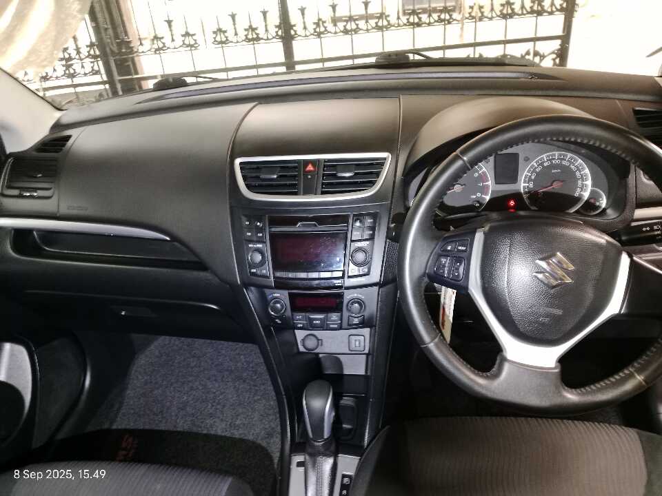 Foto Mobil Bekas Dashboard Suzuki Swift 1.4 GL tahun 2013