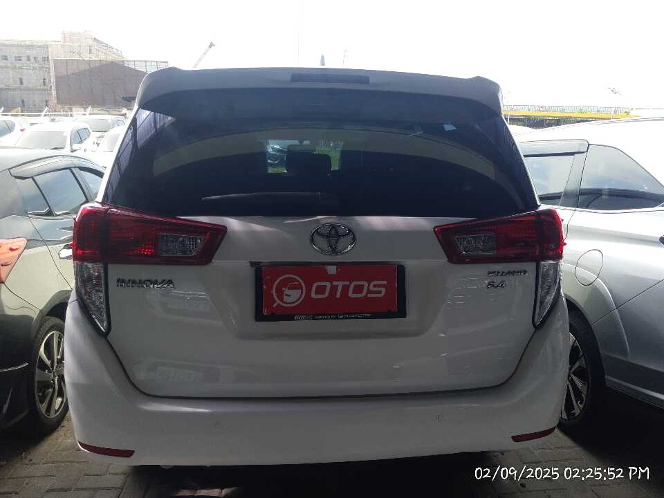 Foto Mobil Bekas Tampak Belakang Toyota Innova 2.4 G tahun 2022
