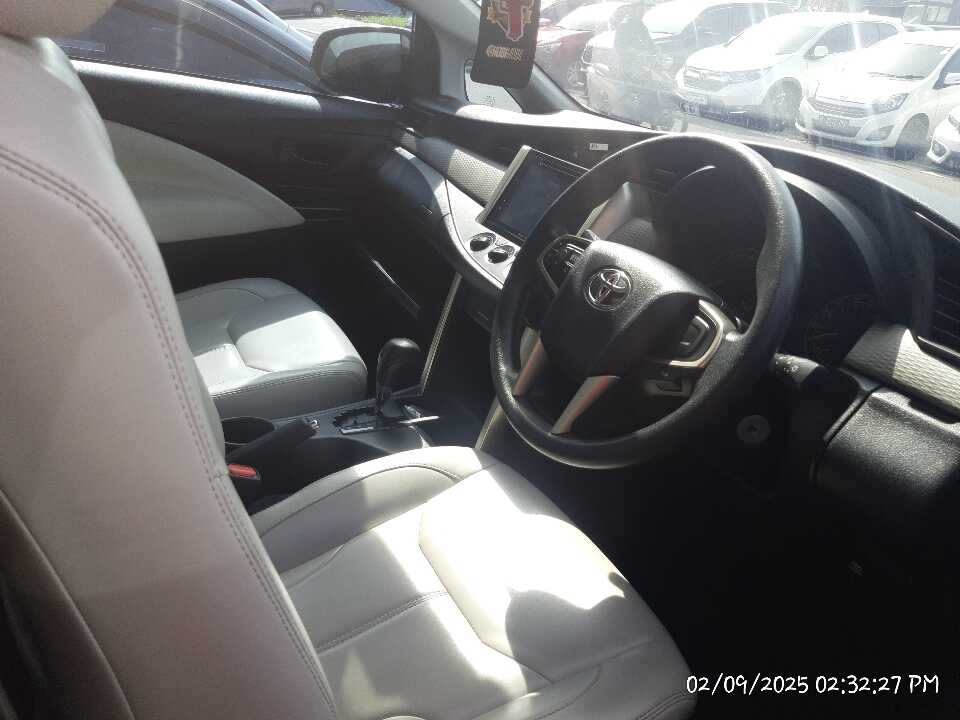 Foto Mobil Bekas Kabin Depan Toyota Innova 2.4 G tahun 2022
