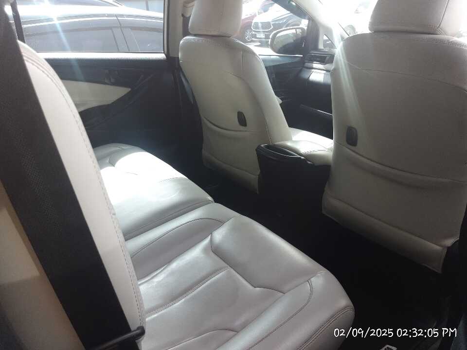 Foto Mobil Bekas Kabin Belakang Toyota Innova 2.4 G tahun 2022
