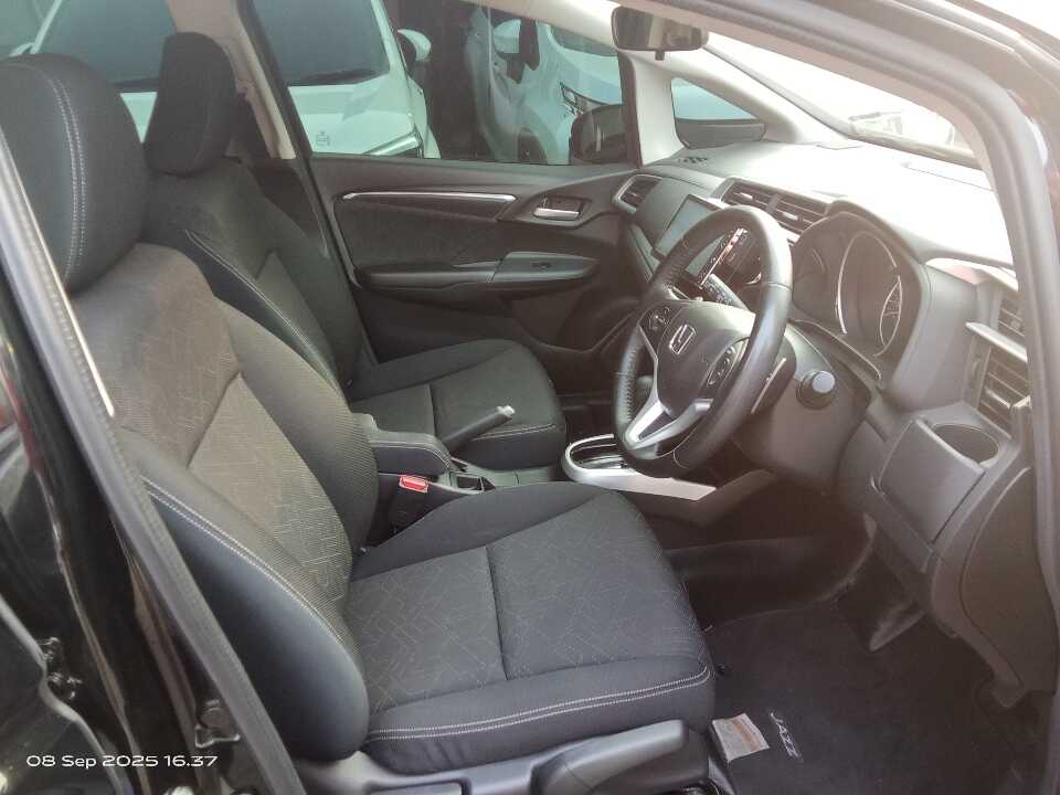 Foto Mobil Bekas Kabin Depan Honda Jazz 1.5 RS tahun 2017