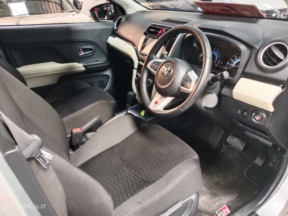 Foto Mobil Bekas Kabin Depan Toyota Rush 1.5 S tahun 2022