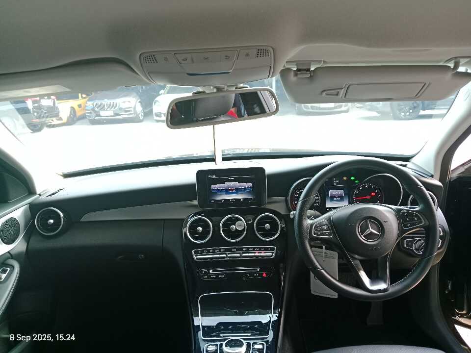 Foto Mobil Bekas Dashboard Mercedes-Benz C200 2.0 tahun 2017