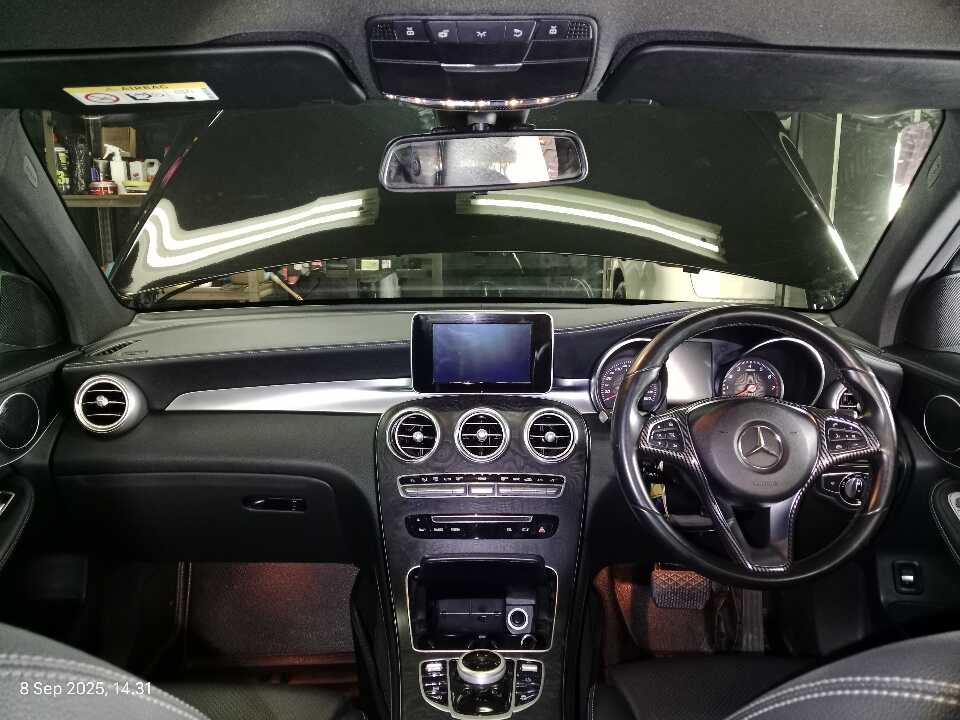 Foto Mobil Bekas Dashboard Mercedes-Benz GLC250 2.0 tahun 2017