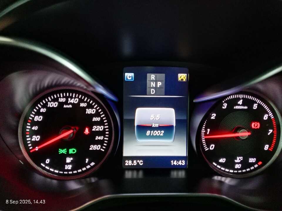 Foto Mobil Bekas Odometer Mercedes-Benz GLC250 2.0 tahun 2017