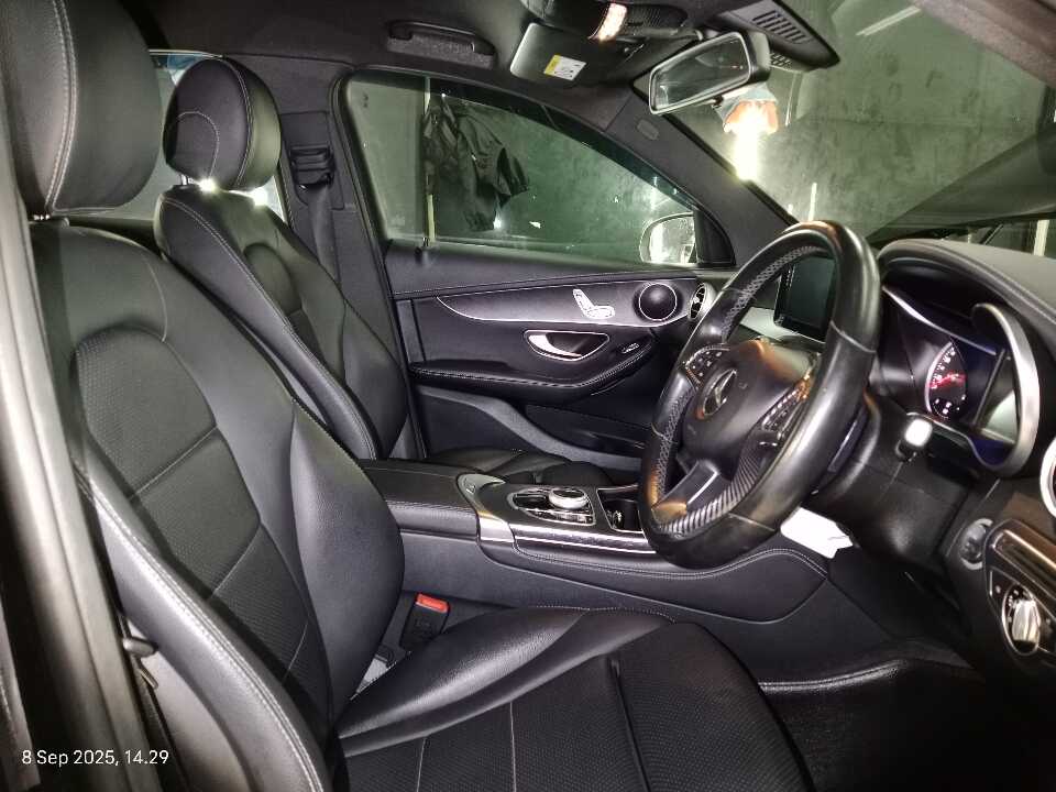 Foto Mobil Bekas Kabin Depan Mercedes-Benz GLC250 2.0 tahun 2017