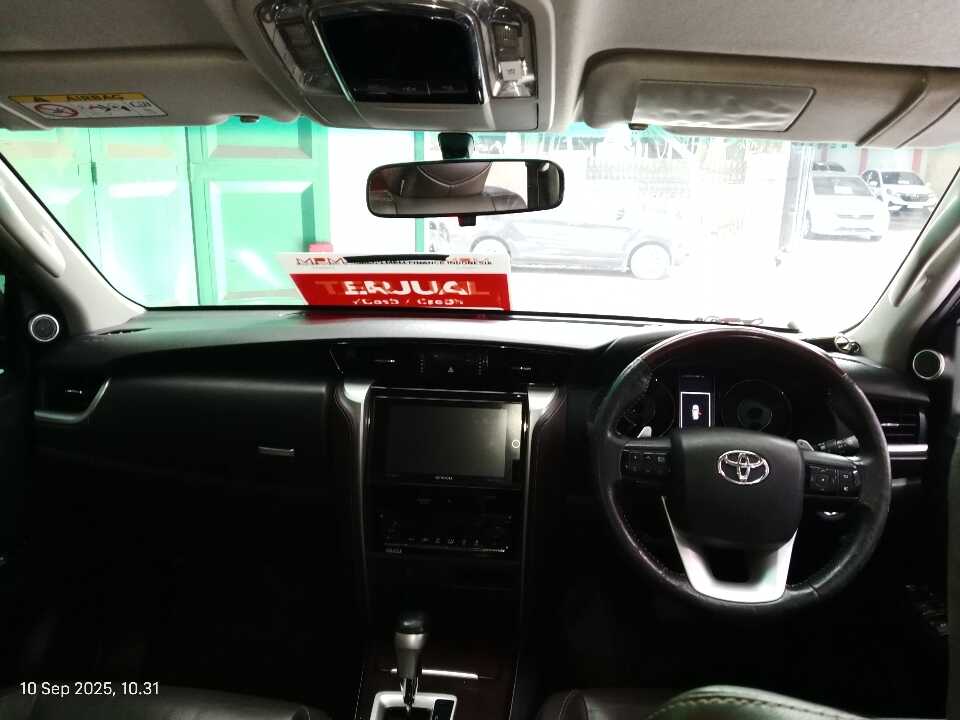 Foto Mobil Bekas Dashboard Toyota Fortuner 2.4 4X2 VRZ tahun 2017