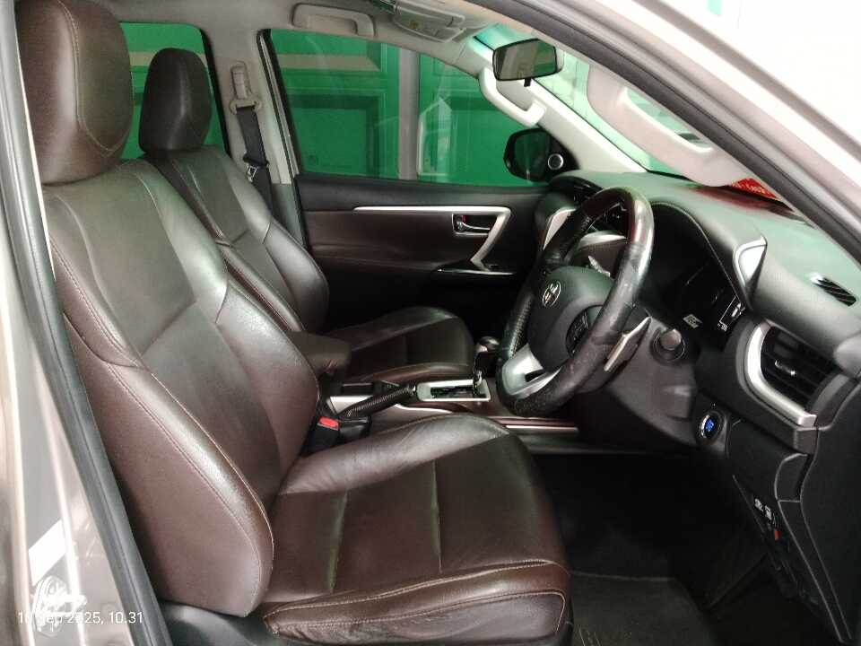 Foto Mobil Bekas Kabin Depan Toyota Fortuner 2.4 4X2 VRZ tahun 2017