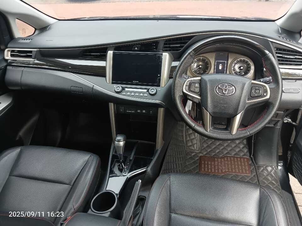 Foto Mobil Bekas Dashboard Toyota Innova 2.4 Venturer tahun 2021
