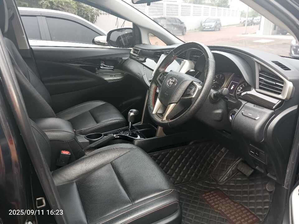 Foto Mobil Bekas Kabin Depan Toyota Innova 2.4 Venturer tahun 2021