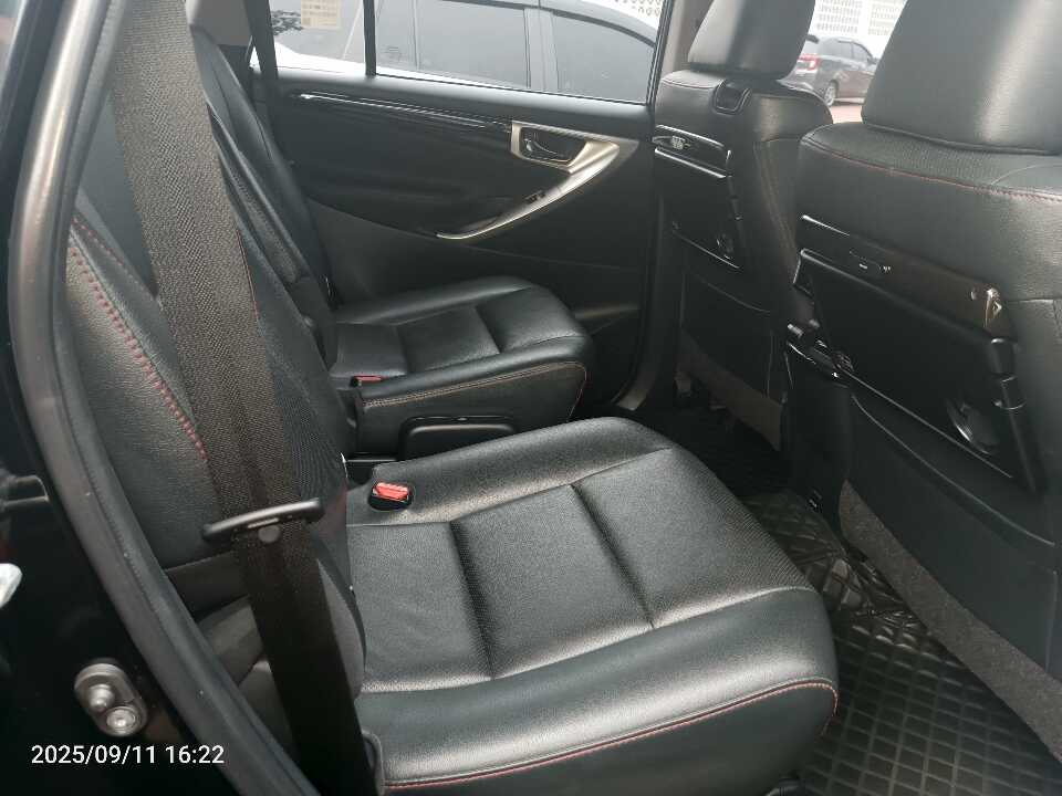 Foto Mobil Bekas Kabin Belakang Toyota Innova 2.4 Venturer tahun 2021