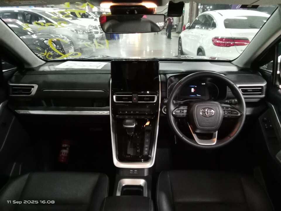 Foto Mobil Bekas Dashboard Toyota Innova 2.0 Zenix Q HV CVT TSS Modellista tahun 2023