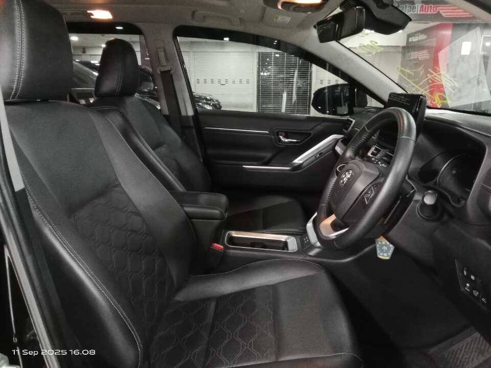 Foto Mobil Bekas Kabin Depan Toyota Innova 2.0 Zenix Q HV CVT TSS Modellista tahun 2023