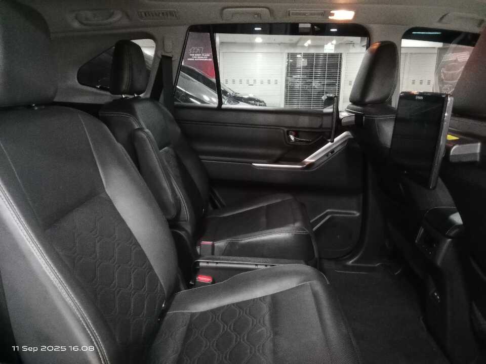 Foto Mobil Bekas Kabin Belakang Toyota Innova 2.0 Zenix Q HV CVT TSS Modellista tahun 2023