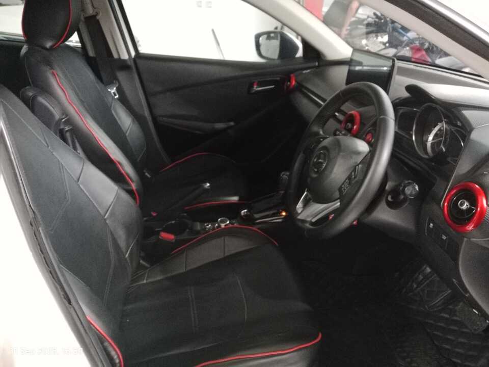 Foto Mobil Bekas Kabin Depan Mazda 2 1.5 Skyactiv tahun 2015