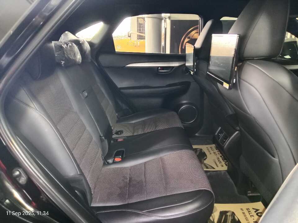 Foto Mobil Bekas Kabin Belakang Lexus NX 300 2.0 F-Sport tahun 2019