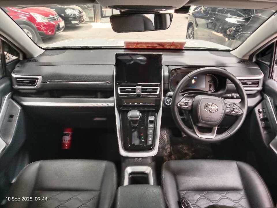 Foto Mobil Bekas Dashboard Toyota Innova 2.0 Zenix Q HV CVT TSS tahun 2023