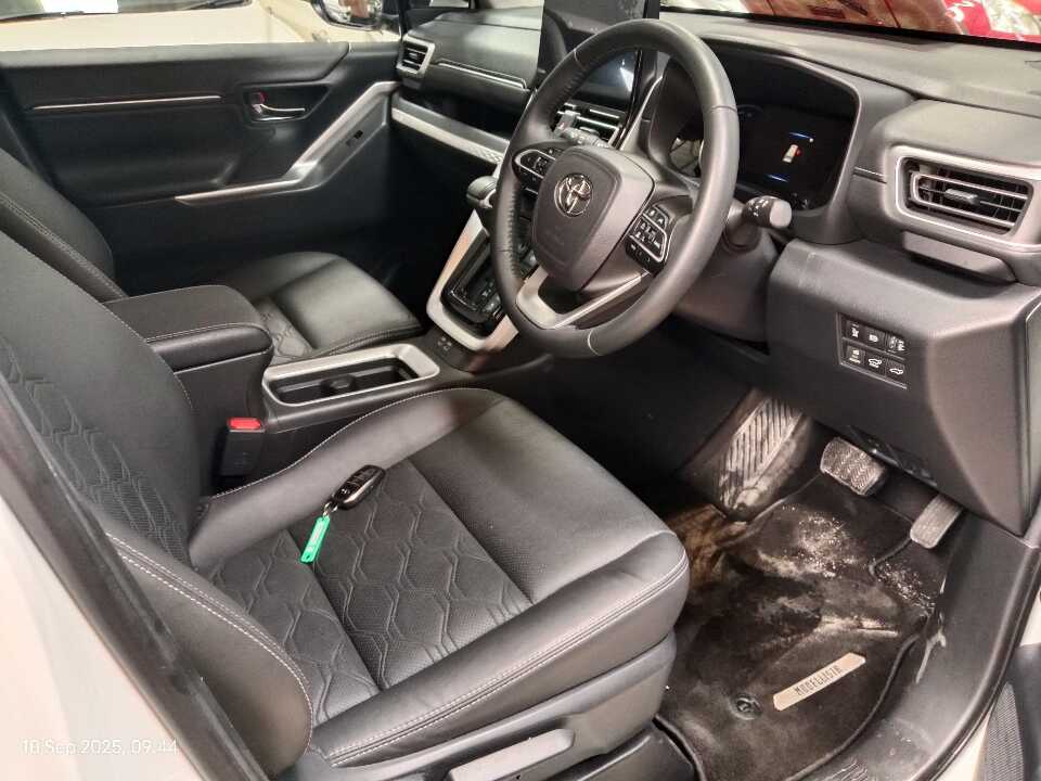 Foto Mobil Bekas Kabin Depan Toyota Innova 2.0 Zenix Q HV CVT TSS tahun 2023