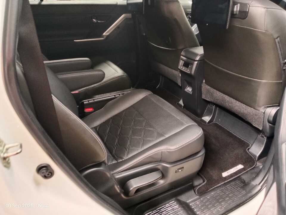 Foto Mobil Bekas Kabin Belakang Toyota Innova 2.0 Zenix Q HV CVT TSS tahun 2023