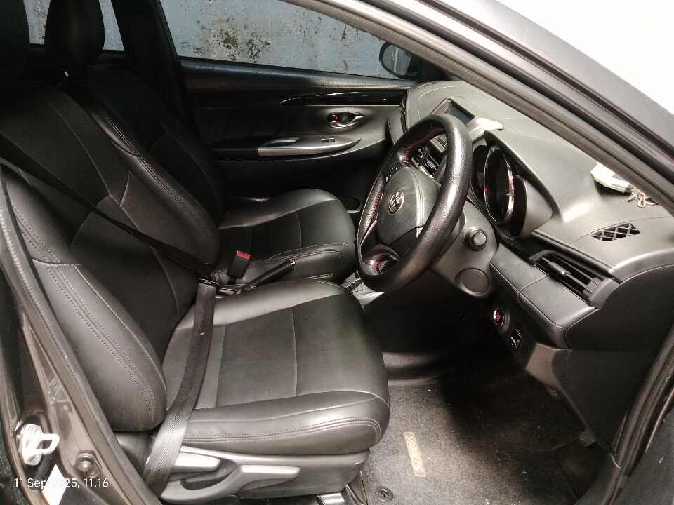 Foto Mobil Bekas Kabin Depan Toyota Yaris 1.5 S tahun 2016