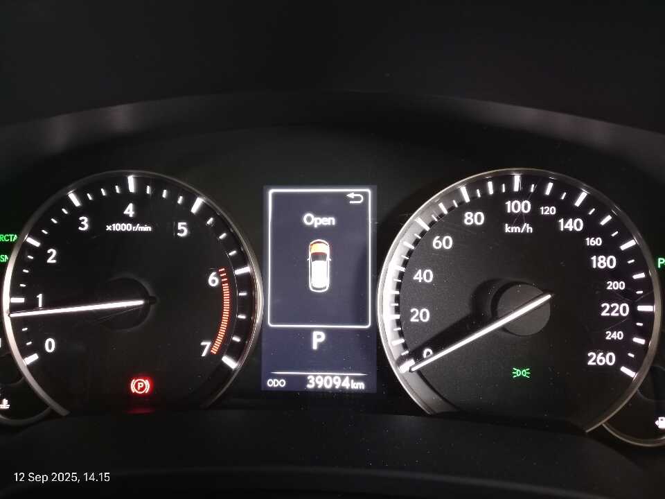 Foto Mobil Bekas Odometer Lexus RX 200t 2.0 Luxury tahun 2015