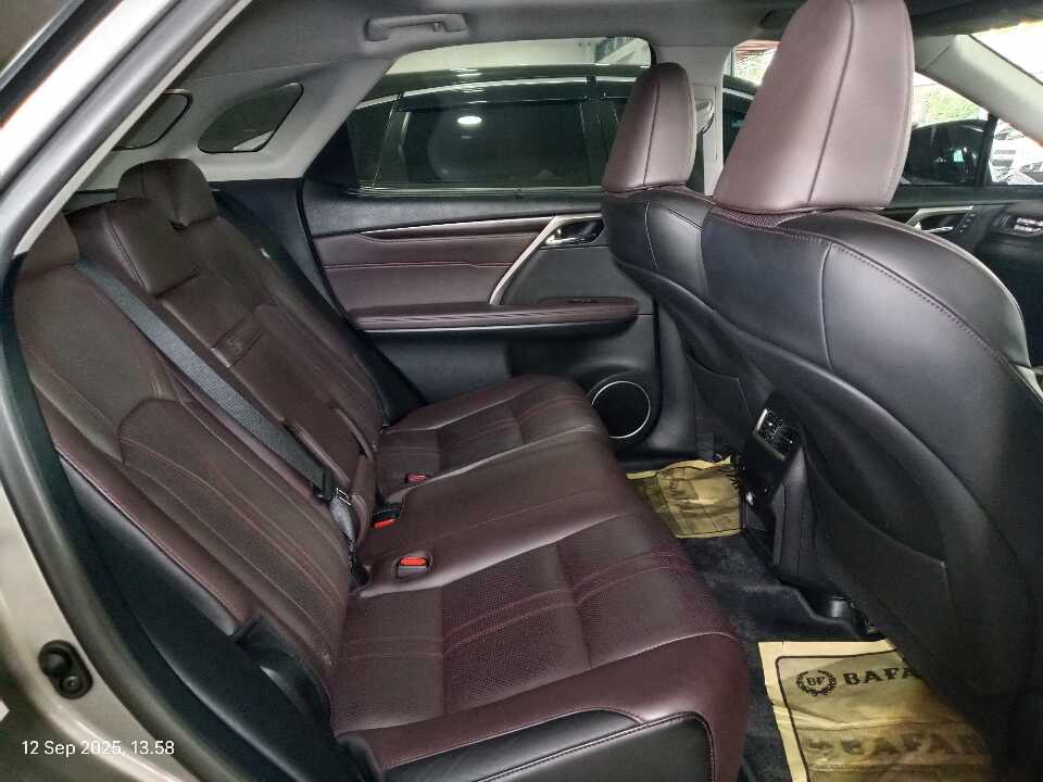 Foto Mobil Bekas Kabin Belakang Lexus RX 200t 2.0 Luxury tahun 2015