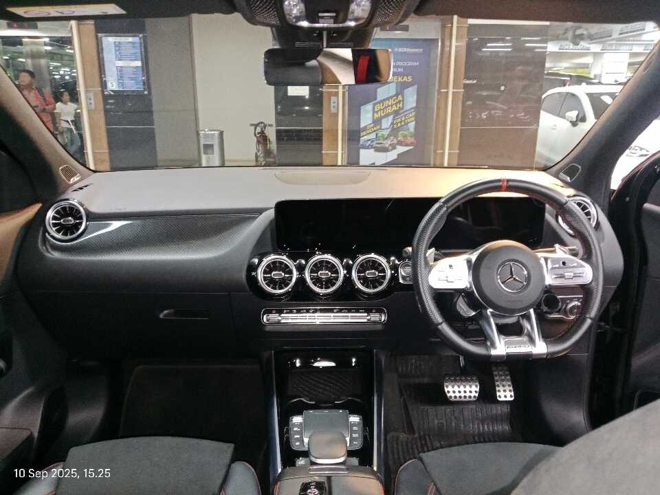 Foto Mobil Bekas Dashboard Mercedes-Benz GLA35 AMG 2.0 tahun 2022