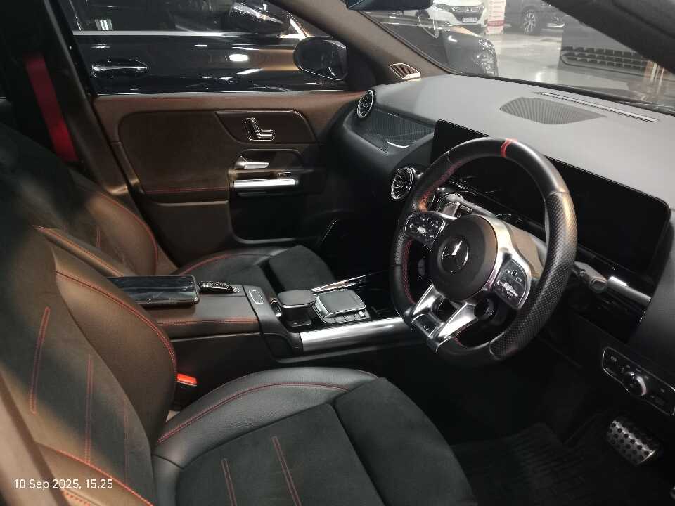 Foto Mobil Bekas Kabin Depan Mercedes-Benz GLA35 AMG 2.0 tahun 2022