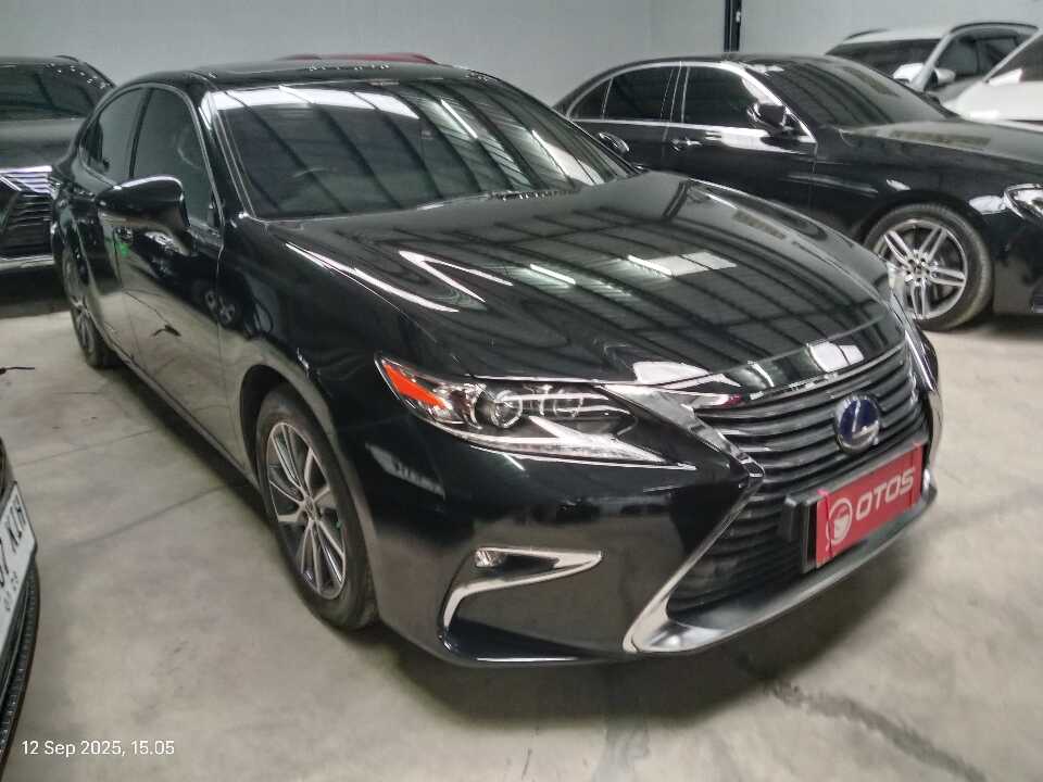 2017 Lexus ES 300h 2.5 - Foto 1 dari 6