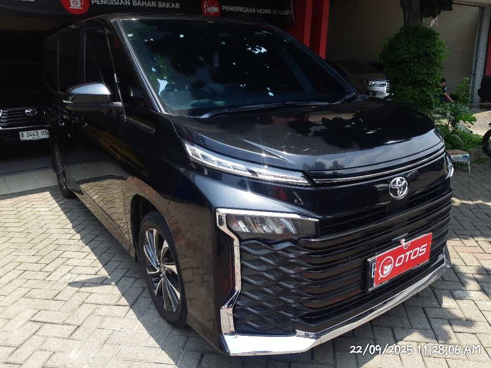2022 Toyota Voxy 2.0 - Foto 1 dari 6