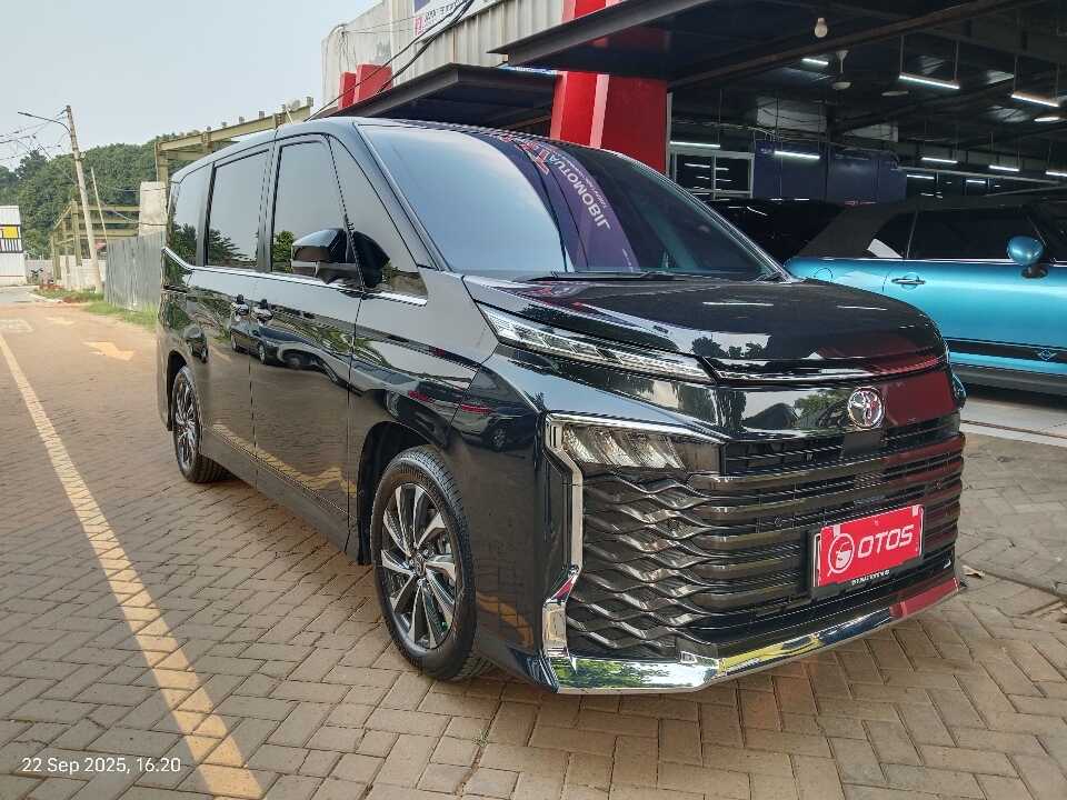 2022 Toyota Voxy 2.0 - Foto 1 dari 6