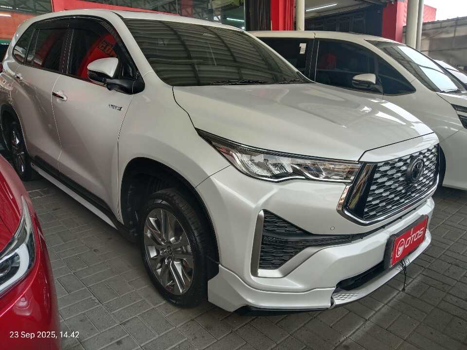 2023 Toyota Kijang Innova 2.0 Zenix Q HV CVT TSS - Foto 1 dari 6