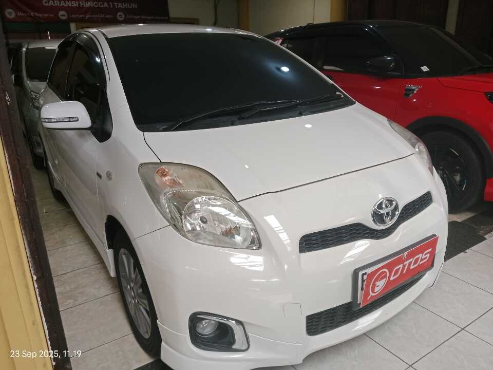 2013 Toyota Yaris 1.5 E - Foto 1 dari 6