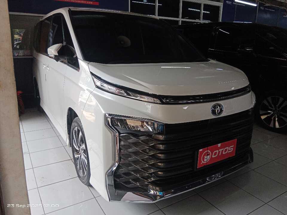 2022 Toyota Voxy 2.0 - Foto 1 dari 6