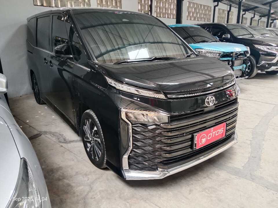 2022 Toyota Voxy 2.0 - Foto 1 dari 6