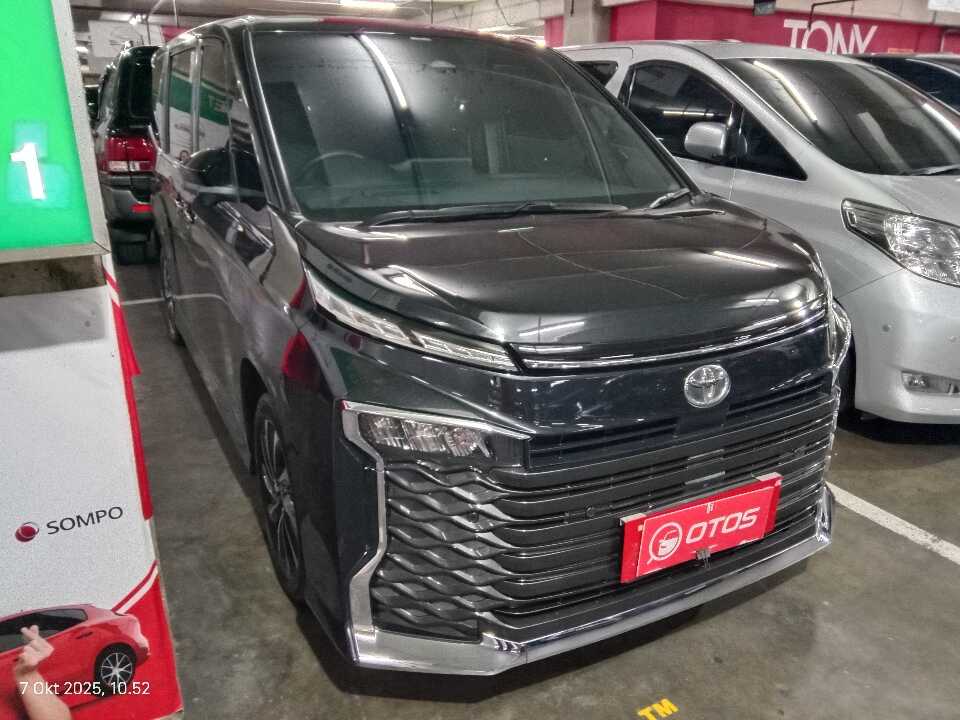 2022 Toyota Voxy 2.0 - Foto 1 dari 6