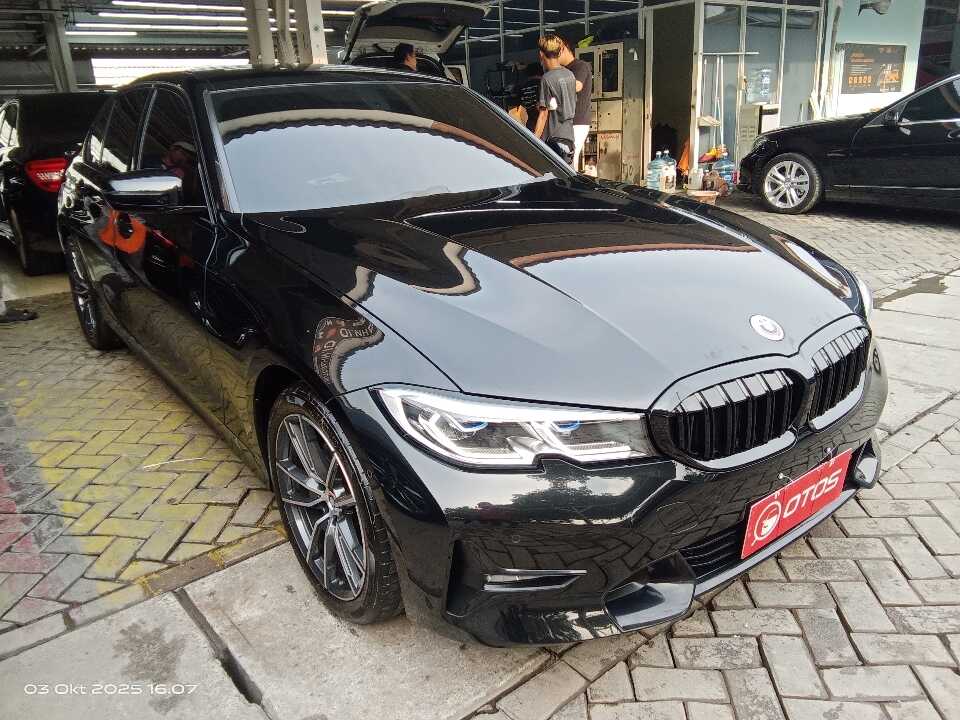 2019 BMW 320i 2.0 - Foto 1 dari 6
