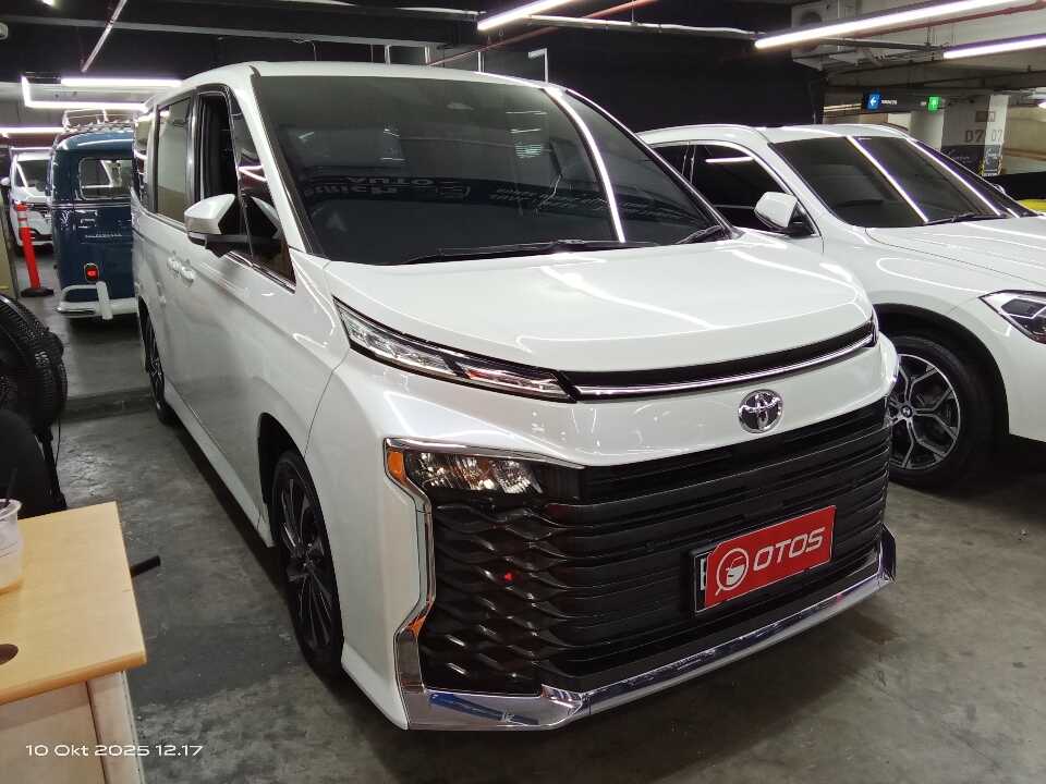 2022 Toyota Voxy 2.0 - Foto 1 dari 6