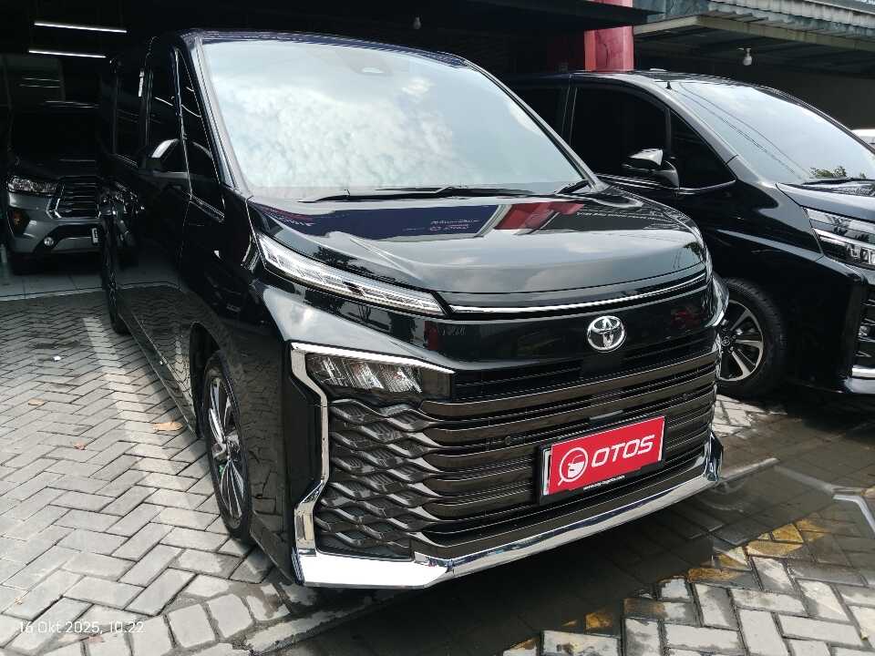 2023 Toyota Voxy 2.0 - Foto 1 dari 6