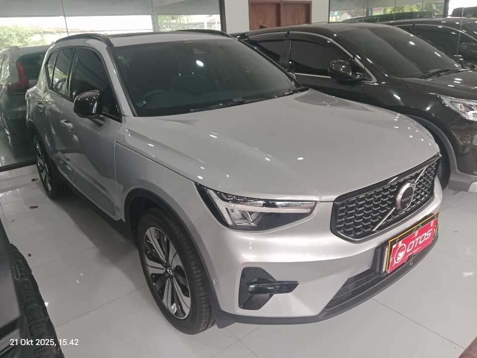 2022 Volvo XC40 1.5 - Foto 1 dari 6