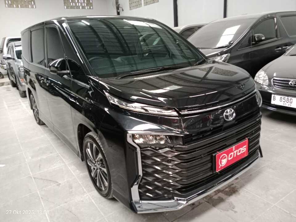 2022 Toyota Voxy 2.0 - Foto 1 dari 6