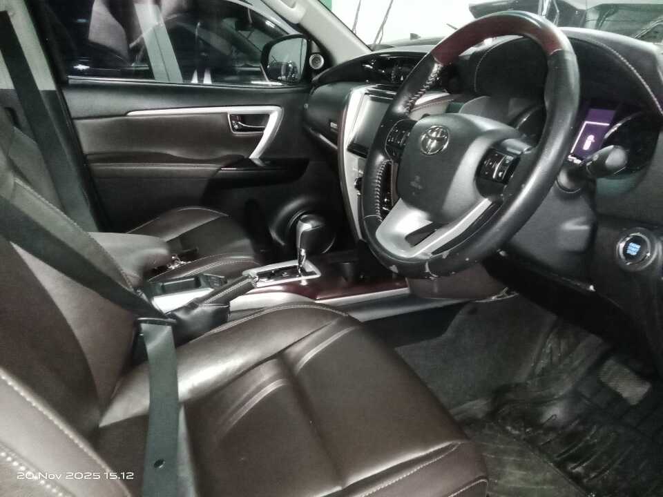 Foto Mobil Bekas Kabin Depan Toyota Fortuner 2.4 4X2 VRZ tahun 2017
